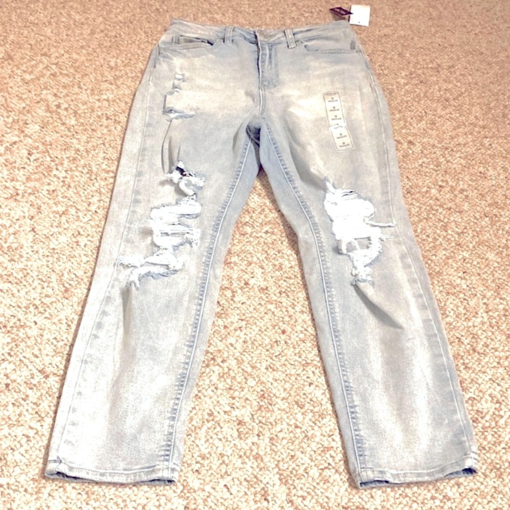 Indigo Rein Super High Rise Jeans.
Mom fit. Light. Ripped. Size 9 /
W28 L27. NWT